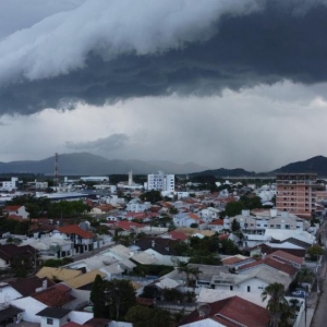 Chegada de frente fria antecipa outono em Santa Catarina, alerta Defesa Civil