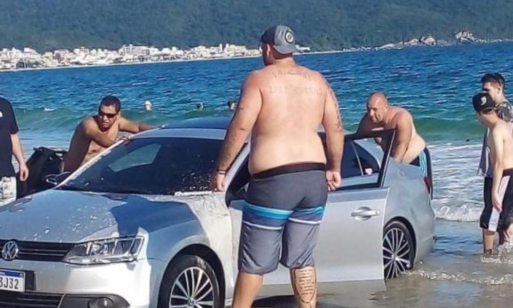 Banhistas se unem para retirar carro atolado na Praia, em Bombinhas