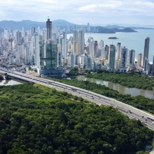 De Cristiano Ronaldo a Grazi Massafera: as celebridades que têm casa em Balneário Camboriú