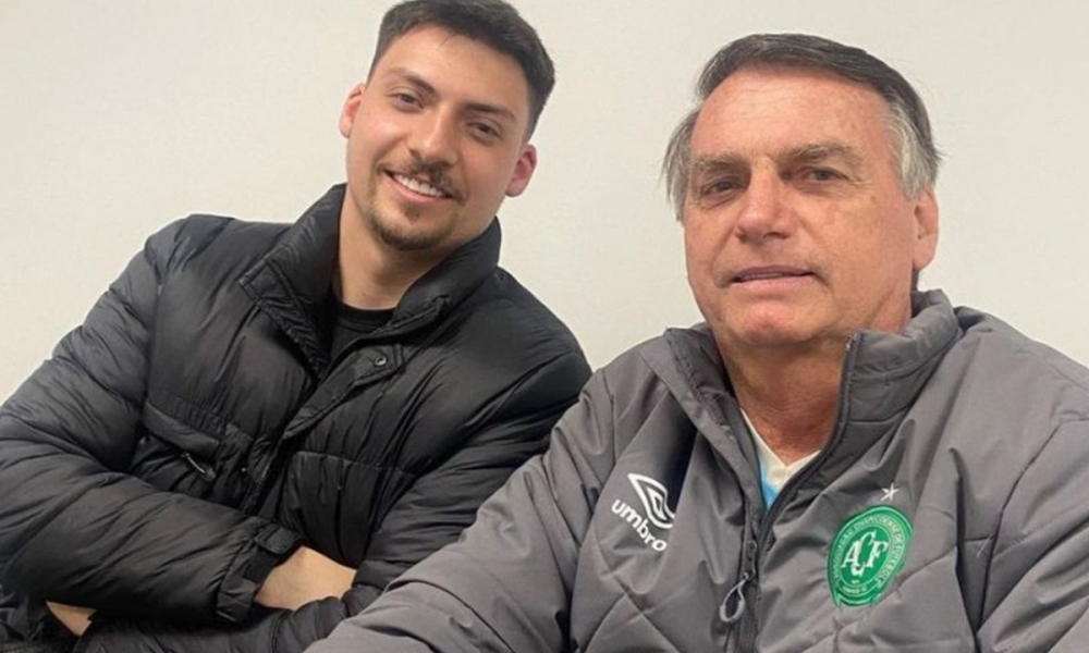 Filho de Bolsonaro se filia ao PL e planeja concorrer a vereador em Balneário Camboriú
