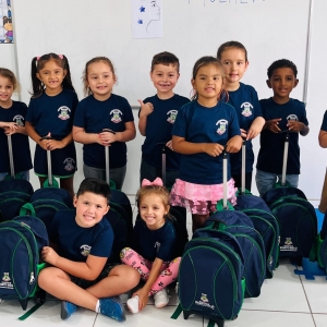 Município distribui mochilas com rodinhas para alunos; Crianças menores ganharam bolsas