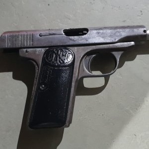 Criminoso armado usa força física e rouba carro em supermercado