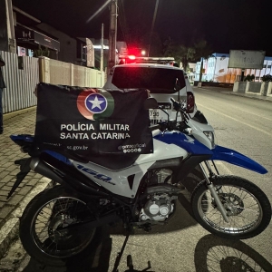 Enfrentou policiais com chutes: Envolvidos em roubo são preso e motocicleta é recuperada