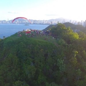 VÍDEO: Morro do Careca em Balneário Camboriú reabre para voo livre com evento 