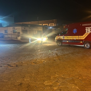 Mulher fica gravemente ferida após passar por buraco e cair de moto em Tijucas