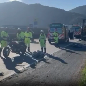 TRAGÉDIA: Acidente fatal na BR-101 tira a vida de condutor e passageiro de moto