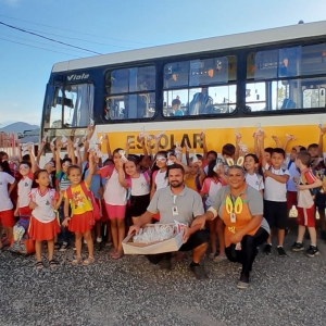 Monitora e motorista entregam mais 200 pacotes de doces para estudantes de Tijucas