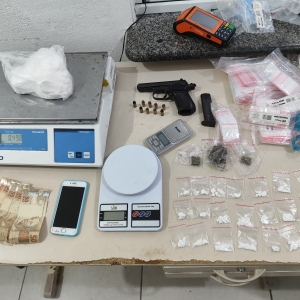 Drogas, arma, munição e dinheiro: Operação resulta na prisão