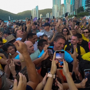 Bolsonaro reúne apoiadores e faz discurso na praia de Balneário Camboriú