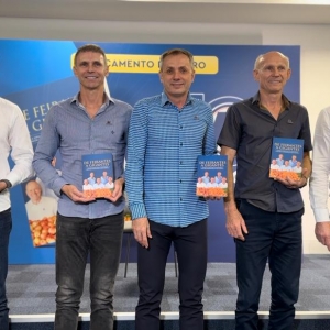 De feirantes a gigantes: livro retrata a trajetória da família Koch na construção da maior rede supermercadista de SC