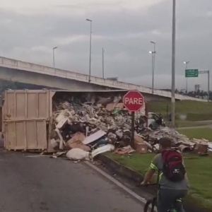 Caminhão tomba e interdita parcialmente trânsito na BR-101 
