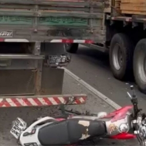 Acidente deixa motociclista gravemente ferido; Moto tem placa de Nova Trento