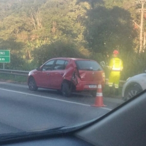 ATUALIZAÇÃO: Engavetamento na BR-101 em Itapema gera 7 km de congestionamento; 5 veículos envolvidos