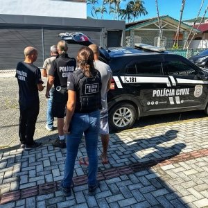 Três assaltantes são presos em Porto Belo; Grupo usou violência contra casal de idosos à beira-mar