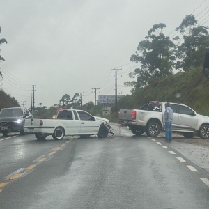 Colisão entre dois veículos na SC-410 em Canelinha; Não há registro de feridos