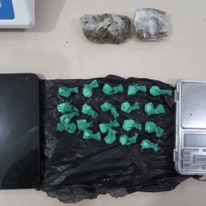 Suspeitos por tráfico e posse de drogas são presos após denúncias