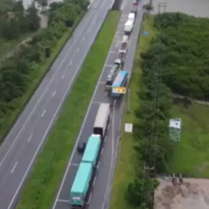 Defesa Civil e PRF levarão comida para pessoas presas em fila na BR-101