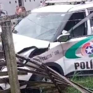 Colisão entre viatura da PM e veículo deixa dois feridos em Itapema