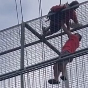 Andarilho é resgatado após subir em passarela da BR-101 e tomar choque