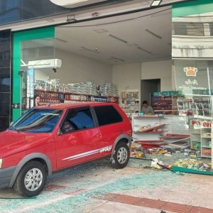 Motorista acerta fachada de farmácia após descobrir suposta traição da esposa