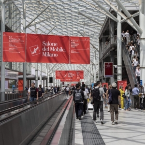 Donos de rede de lojas de colchões e móveis participam de feira na Itália em busca de tendências