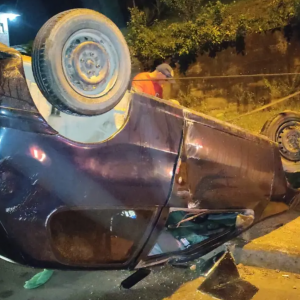 Carro capota após rodas travarem; Apesar do susto motorista sai ilesa