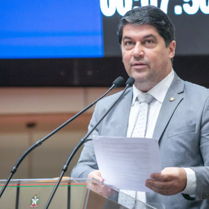 Deputado contrata advogado renomado após ser alvo de busca e apreensão