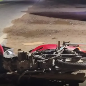 Acidente entre moto e carro deixa um ferido no bairro Nova Descoberta