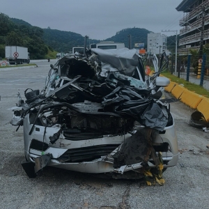 Acidente fatal na BR-101 em Itapema deixa um morto após colisão com caminhão parado