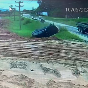 Acidente na SC-410: Veículo perde controle e capota nas margens da rodovia