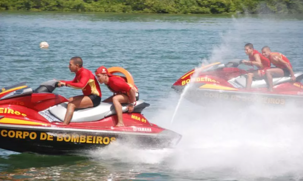 Família é resgada após acidente com moto aquática em praia de nudismo