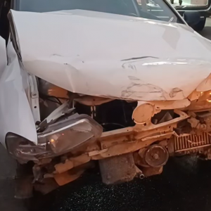 Colisão entre carro e caminhão deixa três feridos em São João Batista