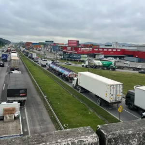 Acidentes na BR-101 causam congestionamentos nesta quinta; Fila chega a 25 km no sentido Norte