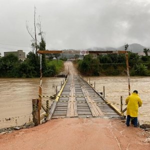 Trânsito em ponte provisória de madeira de São João Batista é temporariamente suspenso