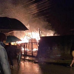 Casa de madeira fica destruída após incêndio durante a madrugada