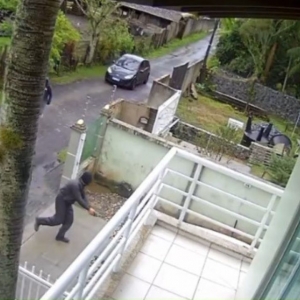 Morador é seguido e assaltado em casa por criminosos armados