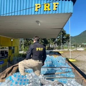 PRF encontra tabletes de maconha em caminhão de donativos na BR-101