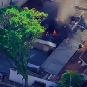 Incêndio atinge restaurante na avenida beira-mar de Itapema e mobiliza bombeiros