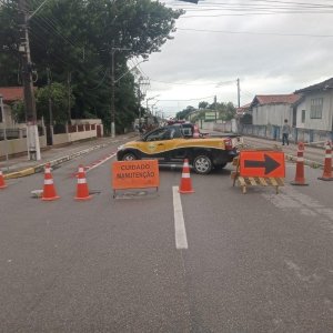 Obras de rede de esgoto interrompem trânsito na Avenida Valério Gomes, em Tijucas