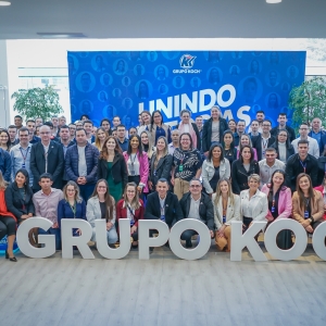 Colaboradores de rede supermercadista são homenageados em evento que celebra trajetória profissional