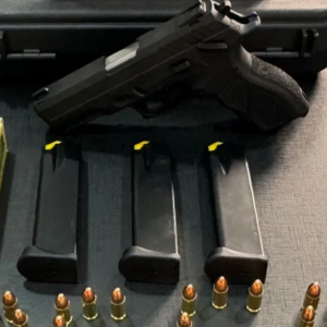 Homem é preso com arma após ameaças de morte e agressão em delegacia