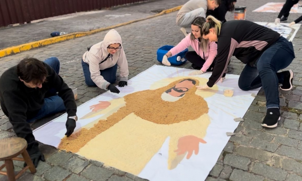 Aconteceu nesta manhã em Tijucas a confecção dos tapetes para celebração de Corpus Christi