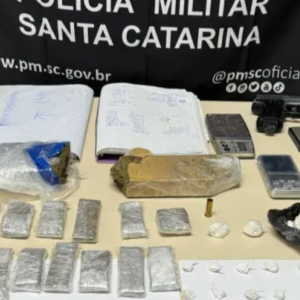 Polícia apreende drogas, armas e munição em ação contra o tráfico de drogas