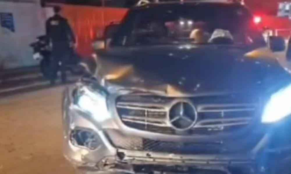 Perseguição policial em Itapema termina com prisão de casal após colisão com muro de escola