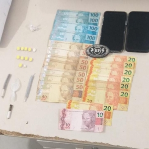 Casal é flagrado em tráfico de drogas e resiste à prisão em Bombinhas