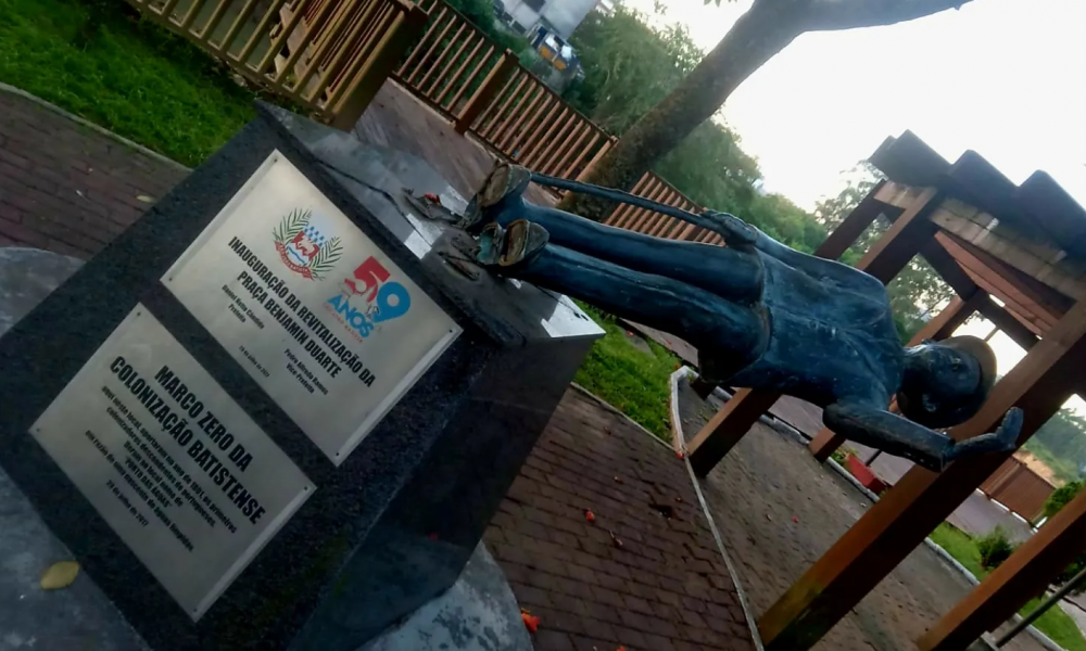 Ato de vandalismo derruba estátua em praça de São João Batista