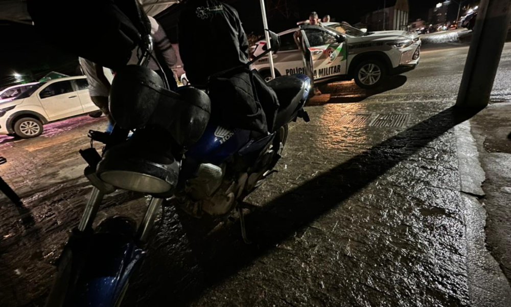 Acidente entre carro e moto deixa motociclista ferido em Canelinha