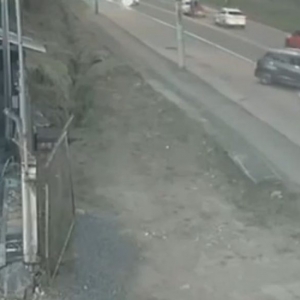 Carro atinge ciclista ao realizar manobra em rodovia; Vídeo mostra colisão