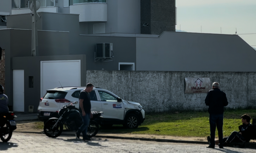 Colisão entre táxi e motocicleta deixa motociclista ferido em Tijucas