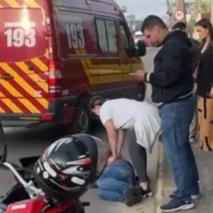 Motoboy fica ferido em colisão com carro no Centro de Tijucas